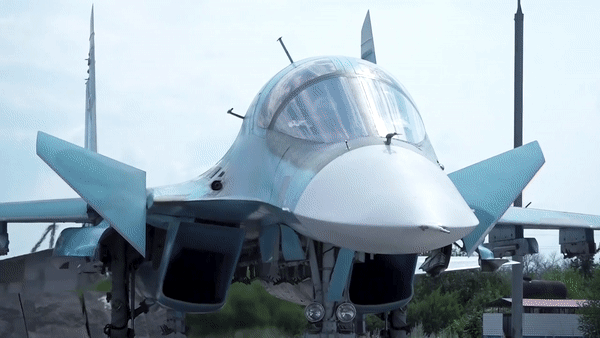 Nga đăng video tiêm kích bom Su-34 phóng tên lửa Kh-29 tấn công kho đạn Ukraine