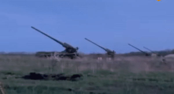 Siêu pháo tự hành 2S7 Pion rền vang cả hai bên chiến tuyến tại chiến trường Ukraine 
