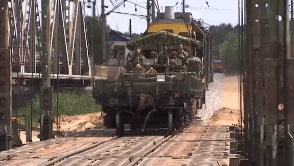 Ukraine tuyên bố dùng pháo HIMARS phá hủy đoàn tàu bọc thép nổi tiếng của Nga