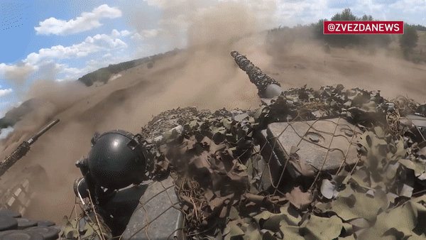 Cận cảnh đoàn chiến tăng T-72B của phe ly khai tiến công quân đội Ukraine tai Donbass