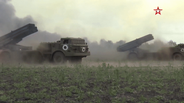'Bão táp' BM-27, loại pháo phản lực được Nga tung ra để áp đảo Ukraine