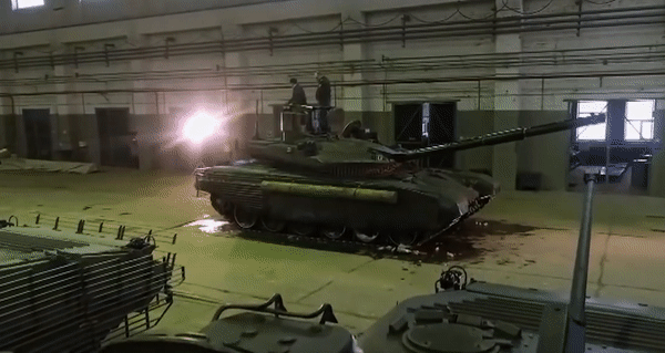 Lo sợ tên lửa Javelin Ukraine, 'siêu tăng' T-90M Nga được trang bị 'mũ sắt'