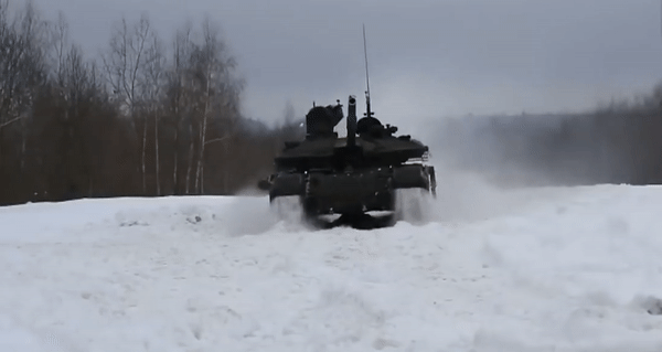 Lo sợ tên lửa Javelin Ukraine, 'siêu tăng' T-90M Nga được trang bị 'mũ sắt'