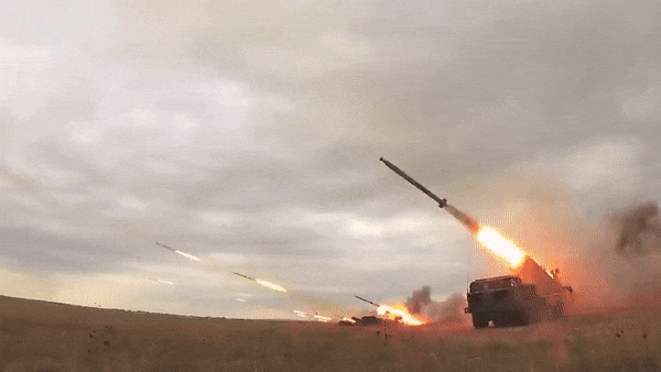 Lượng lớn pháo phản lực HIMARS xuất hiện sát biên giới Ukraine