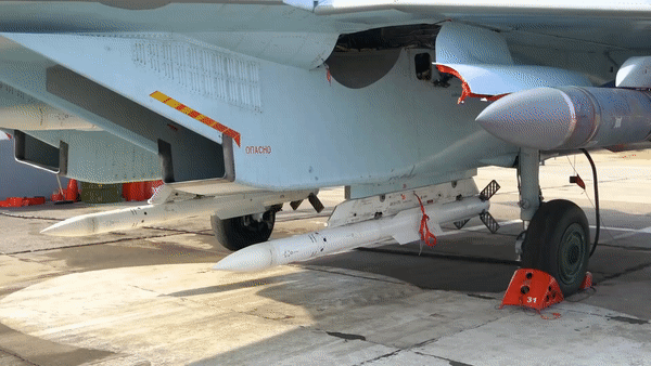 Động thái triệt thoái 'chiến thần' Su-35S khỏi Crimea của Nga nói lên điều gì?