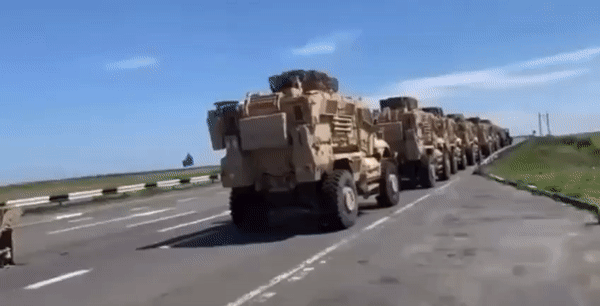 Đoàn thiết giáp MaxxPro Mỹ dài 500 mét vượt biên giới Ba Lan tiến vào Ukraine