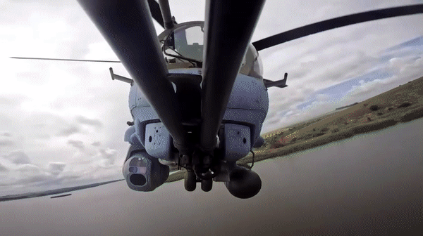 'Xe tăng bay' Mi-35M Nga tập kích đoàn xe thiết giáp Ukraine gần Izyum