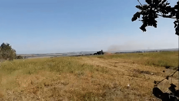 Xe tăng T-72 Nga sống sót sau đòn tấn công từ tên lửa chống tăng Ukraine