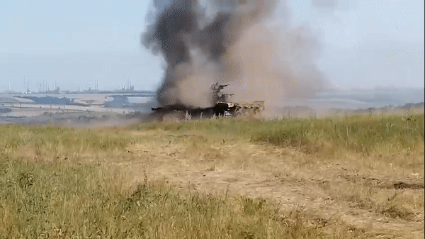 Xe tăng T-72 Nga sống sót sau đòn tấn công từ tên lửa chống tăng Ukraine