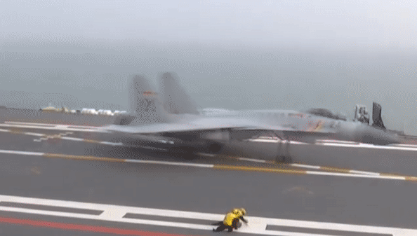 Tiêm kích hạm J-15 Trung Quốc bay áp sát chiến hạm Mỹ