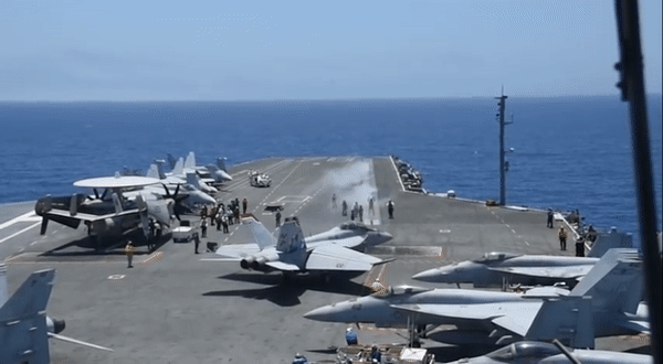 Nhóm tác chiến tàu sân bay USS Ronald Reagan áp sát bán đảo Triều Tiên
