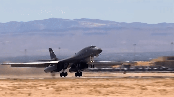 Siêu máy bay ném bom B-1B Lancer Mỹ lần đầu tập trận sát Triều Tiên sau 5 năm