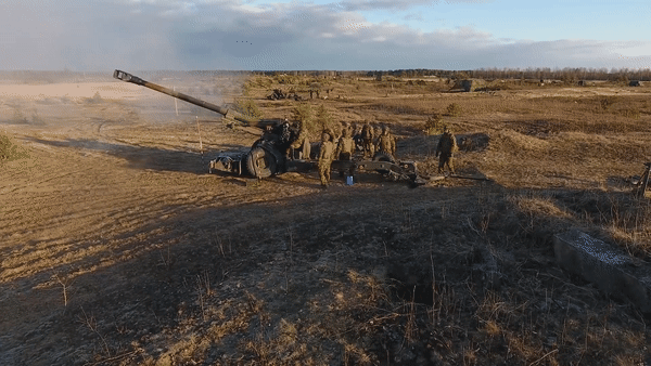 Khoảnh khắc lựu pháo FH70 Italy viện trợ cho Ukraine bị UAV tự sát Nga phá hủy