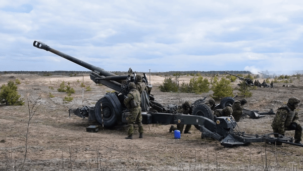 Khoảnh khắc lựu pháo FH70 Italy viện trợ cho Ukraine bị UAV tự sát Nga phá hủy
