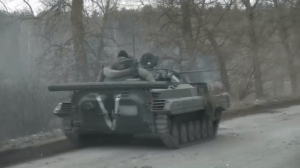 Thiết xa bộ binh BTR-3U Ukraine tiến vào tiếp quản thành phố Kherson