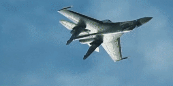 Tiêm kích Su-35S Nga hạ chiến đấu cơ Ukraine ở khoảng cách gần 200km?