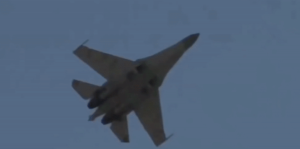 Tiêm kích Su-35S Nga hạ chiến đấu cơ Ukraine ở khoảng cách gần 200km?