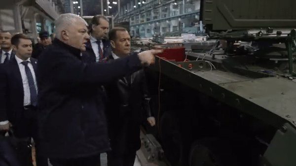 Tổng thống Putin yêu cầu tăng tốc cung cấp vũ khí cho quân đội Nga