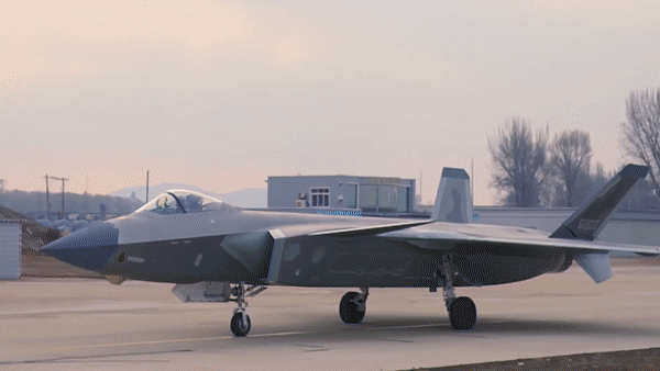 Trung Quốc nắm trong tay 200 tiêm kích tàng hình J-20 khiến Mỹ giật mình?