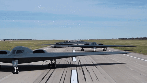 Oanh tạc cơ tàng hình B-2 Mỹ thực hiện 'Voi đi bộ' để phô diễn sức mạnh