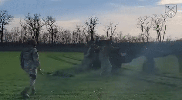 Ukraine tung clip đang tác chiến với lựu pháo FH-70 do Ý viện trợ