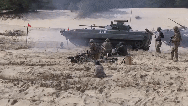 Khoảnh khắc thiết giáp BMP- 2 trúng mìn tại Ukraine