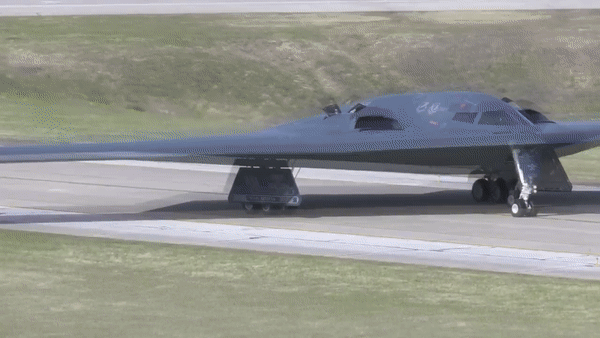 Oanh tạc cơ tàng hình B-2 trị giá 2,1 tỷ USD của Mỹ lại bị sập càng khi hạ cánh
