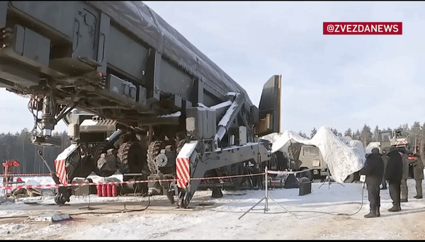Cận cảnh Nga nạp tên lửa đạn đạo hạt nhân RS-24 vào giếng phóng
