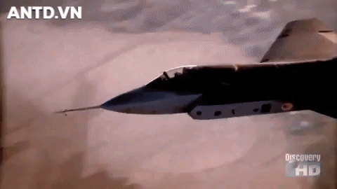 Tiêm kích tàng hình F-35B Mỹ chúi đầu, mài thân dọc đường băng