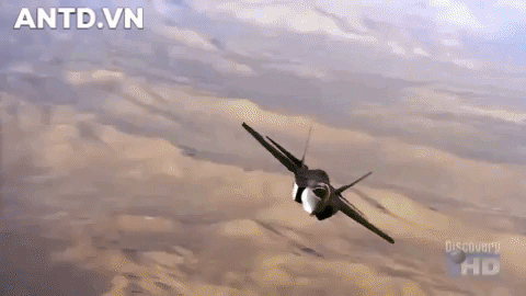 Tiêm kích tàng hình F-35B Mỹ chúi đầu, mài thân dọc đường băng