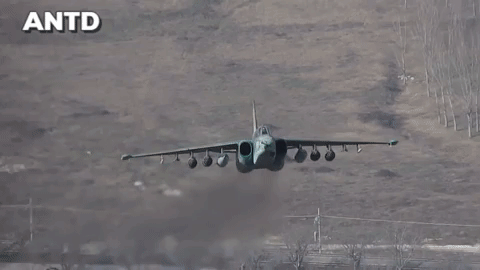 Cận cảnh 'xe tăng bay' Su-25SM3 Nga hạ cánh bằng bụng
