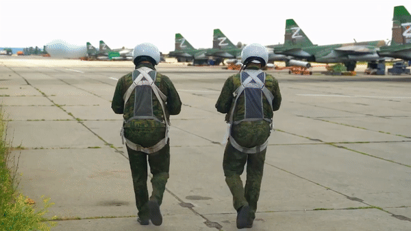 Cận cảnh 'xe tăng bay' Su-25SM3 Nga hạ cánh bằng bụng