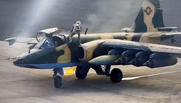 Cường kích Su-25 của Congo sống sót kỳ diệu sau khi bị trúng tên lửa
