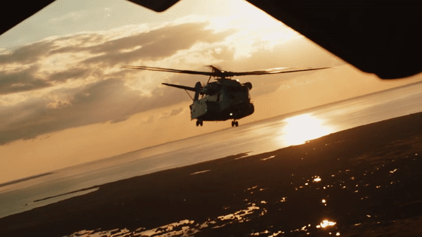 Trực thăng CH-53K cẩu tiêm kích tàng hình F-35C băng qua biển