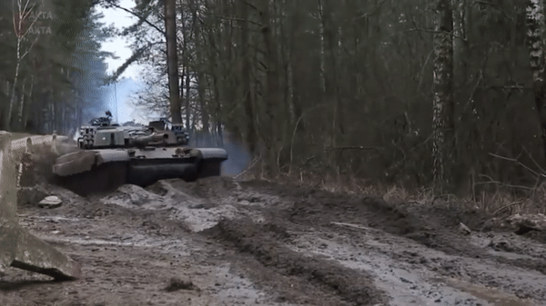 Xe tăng chủ lực PT-91 của Ba Lan 'hụt hơi trước Leopard 2 của Đức