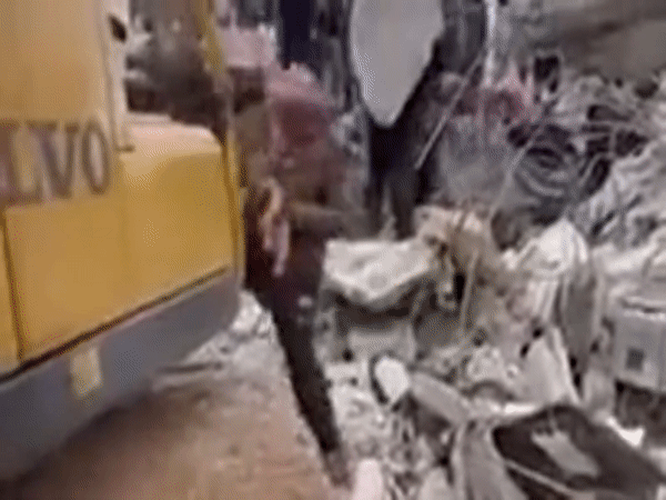 Hàng nghìn người muốn nhận nuôi bé gái với dây rốn dính mẹ ở động đất Syria