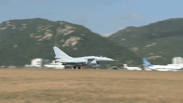 19 tiêm kích J-10 Trung Quốc vừa áp sát đảo Đài Loan