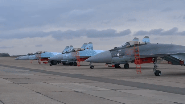 Iran bất ngờ tuyên bố đã mua tiêm kích đa năng Su-35S từ Nga