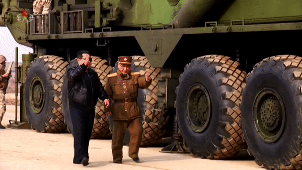 Ông Kim Jong-un cùng con gái theo dõi vụ phóng 'tên lửa quái vật' Hwasong-17