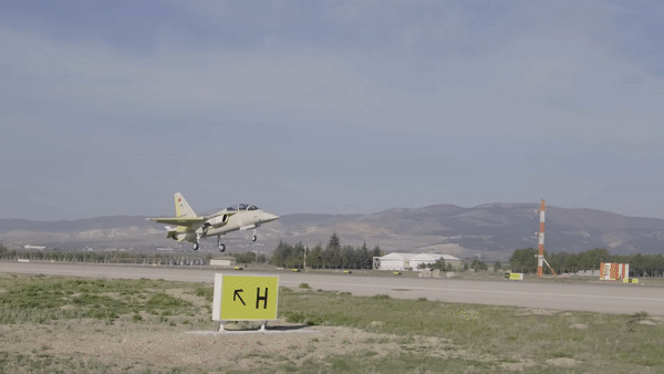 Máy bay phản lực có người lái của Thổ Nhĩ Kỳ lần đầu tung cánh