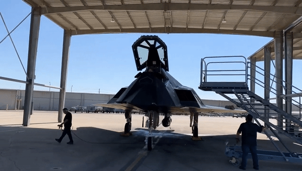 Mỹ vẫn bí mật duy trì phi đội 'Chim ưng đêm' F-117
