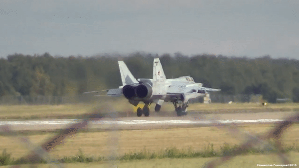 Tiêm kích MiG-31 Nga bốc cháy và lao xuống đất
