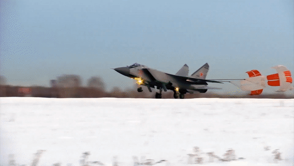 Tiêm kích MiG-31 Nga bốc cháy và lao xuống đất