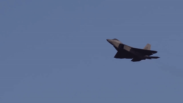 Tiêm kích tàng hình F-22 tiếp tục được Mỹ điều động để giám sát khí cầu lạ