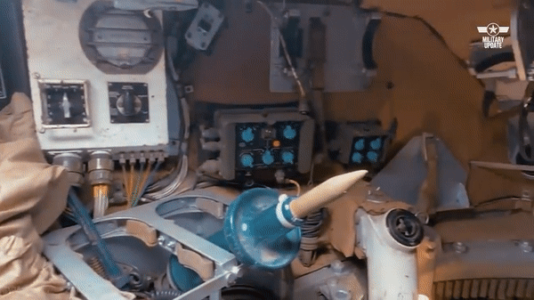 Siêu tăng Challenger 2 dễ dàng 'dọn sạch' phòng tuyến 'răng rồng'