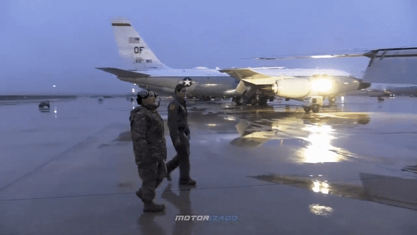 Mỹ tố tiêm kích Trung Quốc áp sát nguy hiểm trinh sát cơ RC-135 ở Biển Đông