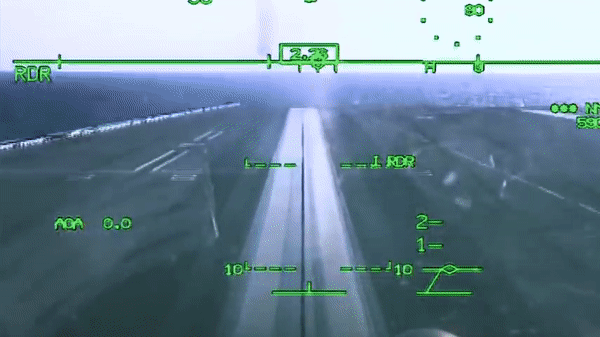 Bị chiến đấu cơ Rafale Pháp truy đuổi, phi công ném ma túy qua cửa sổ máy bay dân sự