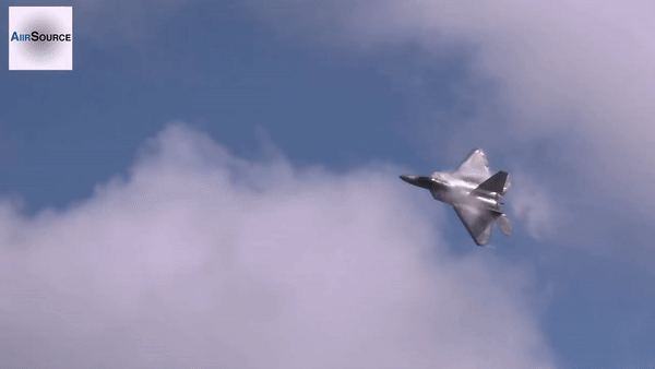 Khả năng cơ động tốt đến khó tin trên 'chim ăn thịt' F-22