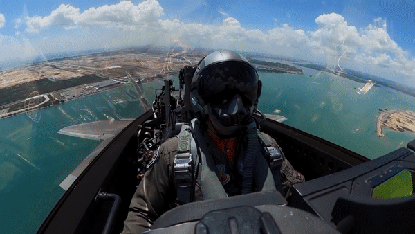 Khả năng cơ động tốt đến khó tin trên 'chim ăn thịt' F-22