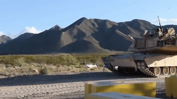 Xe tăng M1A1 Abrams đâm hàng loạt xe ô tô trên đường phố tại Úc